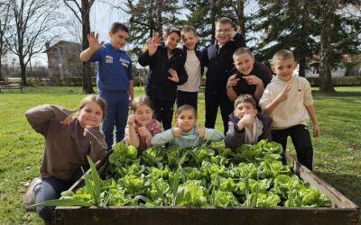 Školski vrt i voćnjak u rukama naših drugašića!